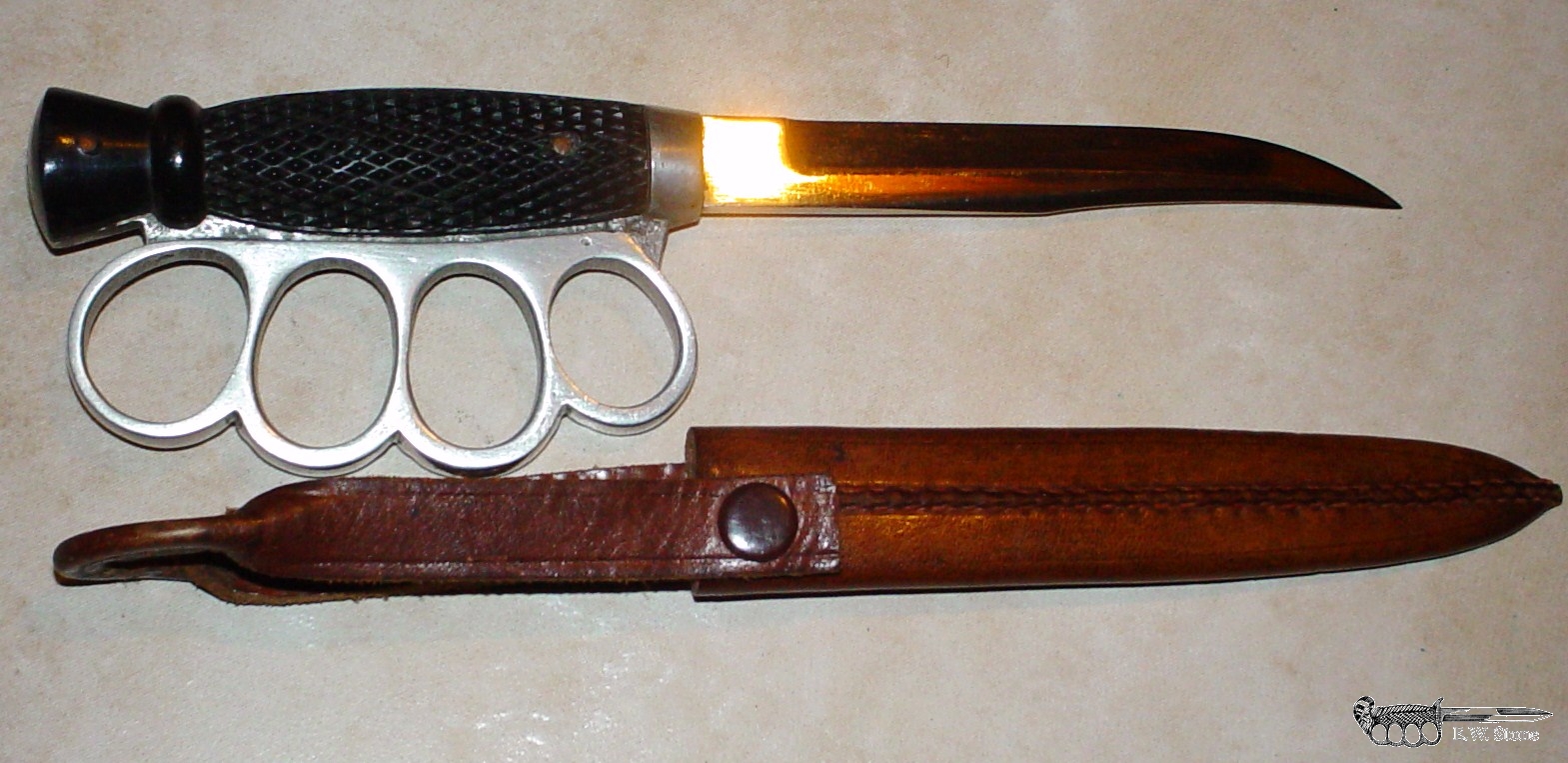 Unmarked British Knuckle Knife Type attributed to Several Makers.