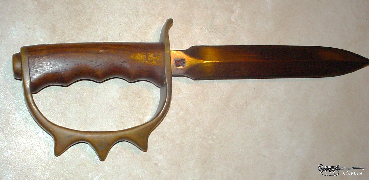 Three Feathers Knuckle Knife 